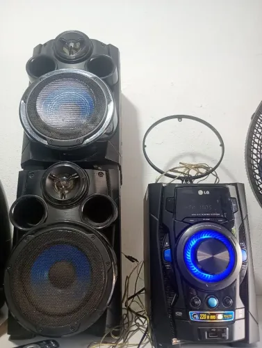 Som LG RMS com duas caixas e controle original