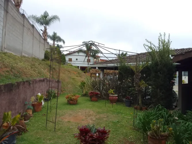 Gazebo em ferro Leroy Merlin, sem cobertura.