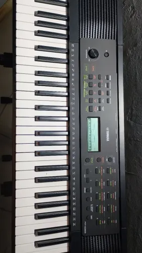 TECLADO YAMAHA PSR-E323 + SUPORTE
