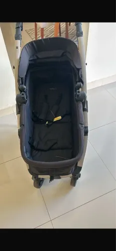 Carrinho de bebê com bebê conforto