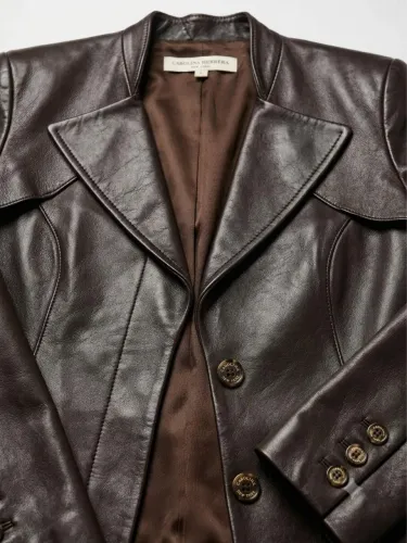 ? BLAZER DE COURO LEGÍTIMO CAROLINA HERRERA NEW YORK - MARROM CAFÉ ?
