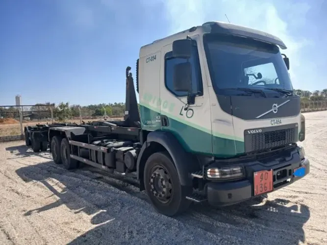 Volvo VM 330 6x2 Roll On Roll Off GR25