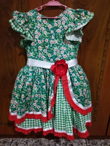 Vendo vestido Festa Junina, vai com os laços.