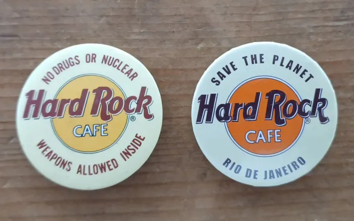 Lote 2 antigos broches Hard Rock Café