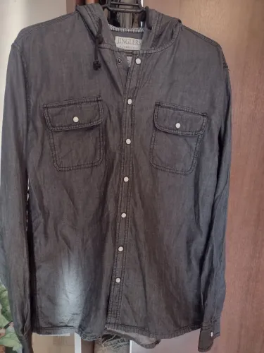 Camisa de mangas longas com capuz