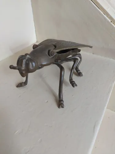 Cinzeiro de Bronze em Formato de Mosca<br>R$ 277,50 na 1ª compra