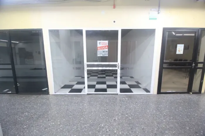 Sala Comercial com Vitrine no Shopping Calçadão - Centro de Pelotas!