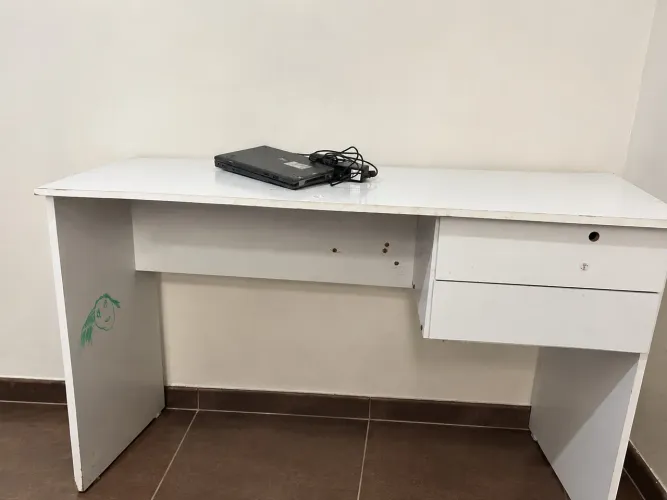 Escrivaninha/ mesa de computador / estudos branca com gavetas