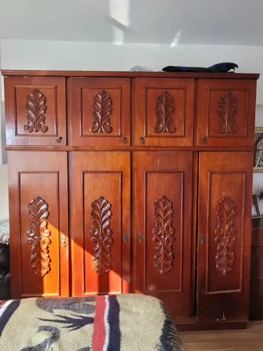 Guarda-roupa Antigo com madeira de verdade e Cama de Casal