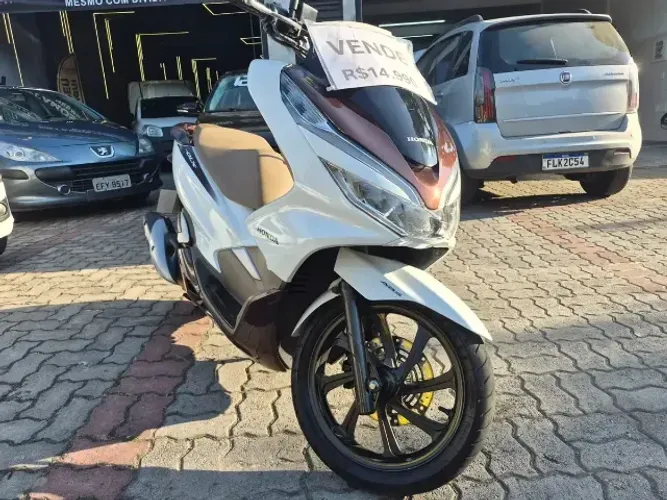 Honda PCX 150 DLX 2021 branca pérola está impecável unico dono