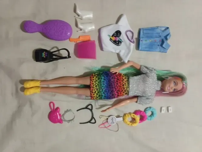 Barbie arco-irís e acessórios.