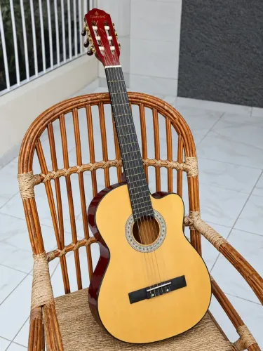 Violão muito novo