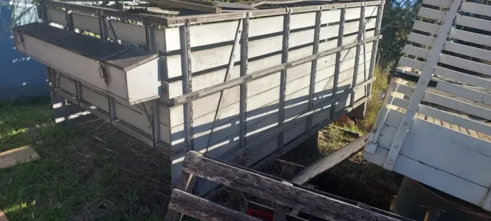 Fábrica de Carroceria - Vende Sobre Grade Boiadeira 4,20 x 2,25m para Caminhão F-4000
