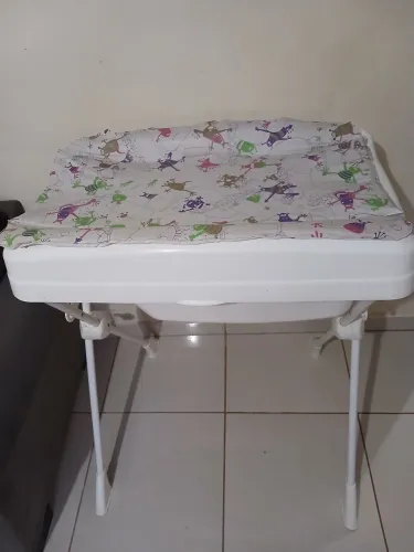 Banheira com suporte e trocador