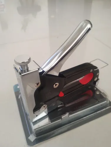 Grampeador tapeceiro manual 
