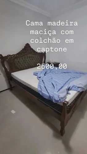 Cama e colchão com cabeceira trabalhada em capitone
