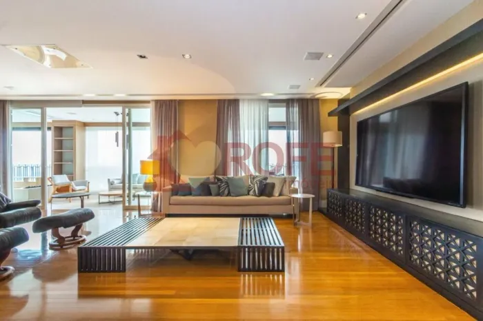 Apartamento de 365m² com 3 suítes na Rua Curitiba, a passos do Parque Ibirapuera, com laze