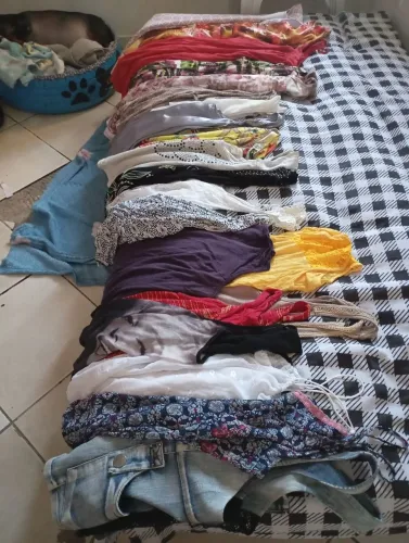 Vendo blusas shorts e saias calças jeans e legging