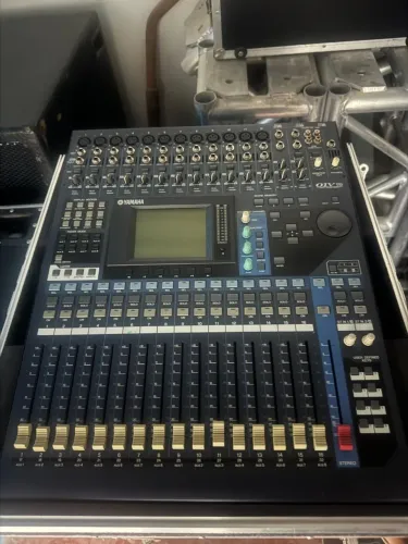 Mesa som Yamaha 01v96 + case + mais 16 de auxiliar tudo novinho 