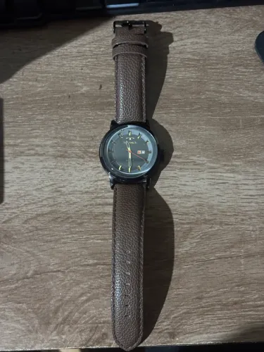 Relógio Technos com pulseira de couro marrom