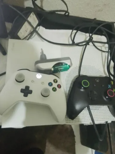 Troco em um ps4 com dois controles