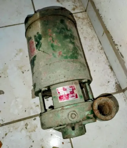 "Motor WEG trifásico B56, 220/380V, 3475 rpm, usado poucas vezes - R$450"  <br>