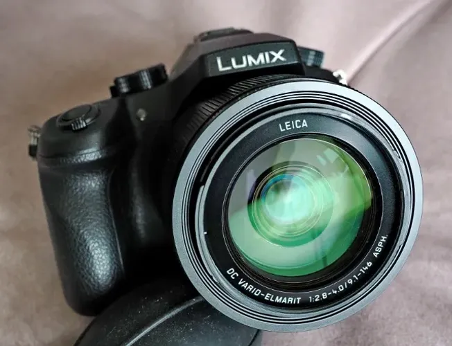 Câmera Panasonic Lumix FZ1000 com lente Leica como nova