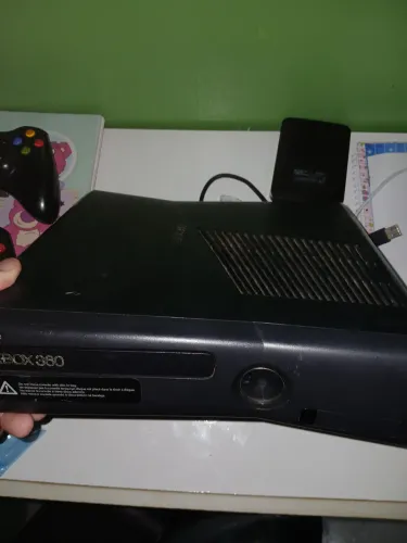 Xbox 360 bom estado Desbloqueado com 2 controles 2 cabos kinect fonte e HD com jogos