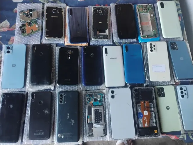 vendo celulares com telas boas pra uso originais só colocar em outro alguns com placas rep