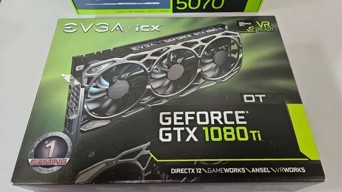 Placa de vídeo GTX 1080Ti EVGA triple fan na caixa com todos seus acessórios