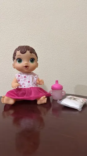 Boneca baby alive hora do xixi morena + mamadeira e fralda