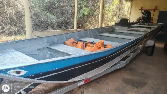 Embarcação 8m motor 60HP
