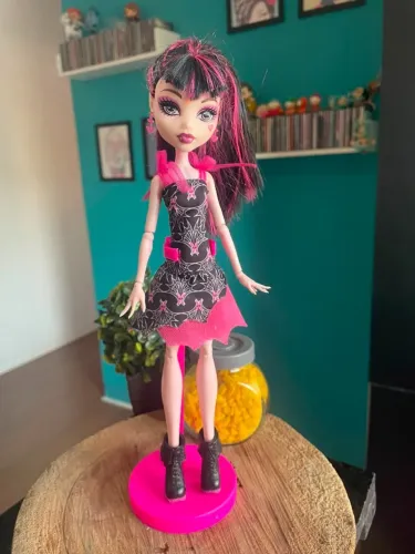 Monster High Draculaura Frights Câmera e Ação - Inclui Pedestal - Usado
