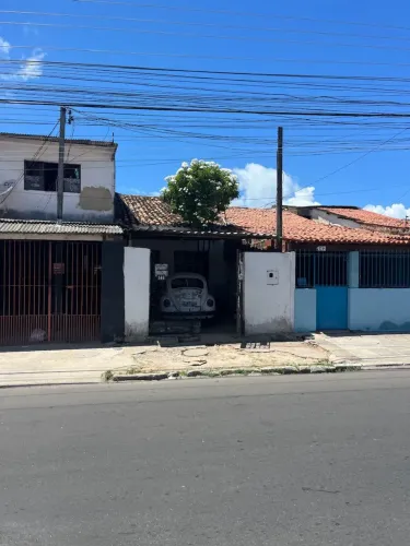 Vendo casa em rua movimentada no Bairro do Poço