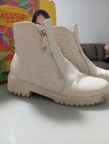 BOTA SEMI NOVA CREME 