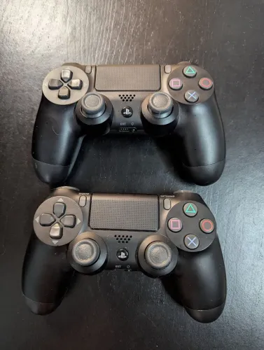 Dois controles de PS4 originais