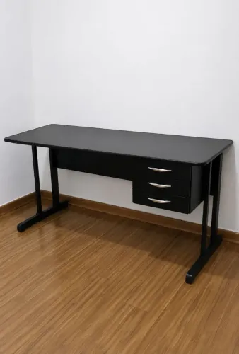 Mesa de escritório grande com 3 gavetas c chave - 160m