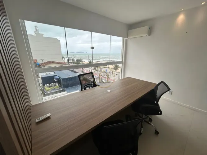 Sala Comercial Mobiliada de 58m² com Salas Privativas e Vista para o Mar, Cavaleiros, Maca