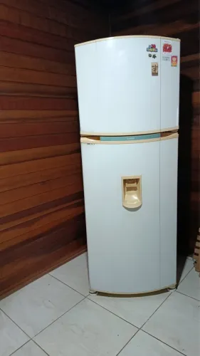 Geladeira Consul Biplex CRD48 com dispenser de água funcionando perfeitamente.