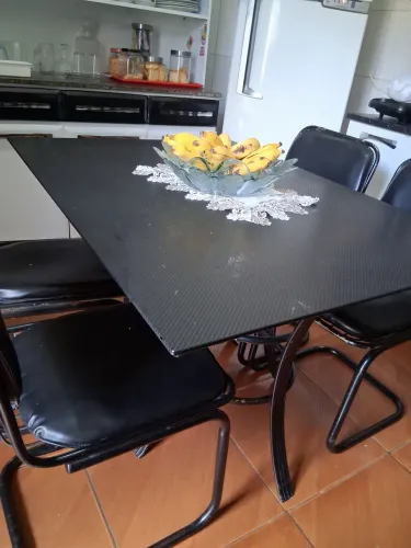Mesa de vidro com seis cadeiras, ótimo para uso e preço bom.