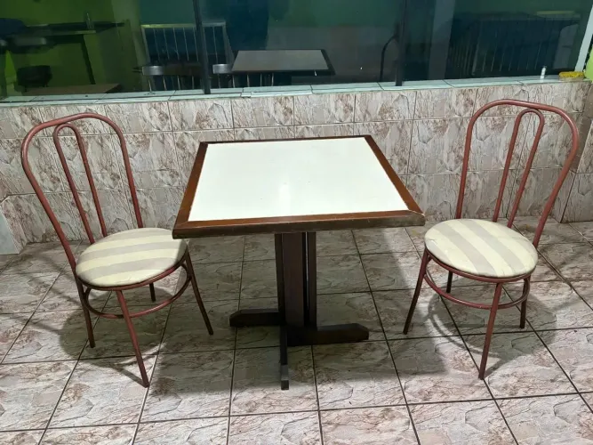 Mesa madeira com 2 cadeiras