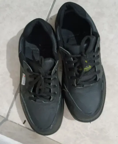 Bota de segurança usada