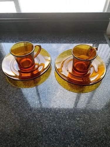 duas xícaras com pires para café duralex
