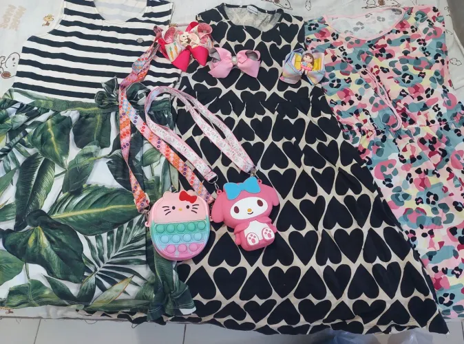 Lote de roupas e acessórios 
