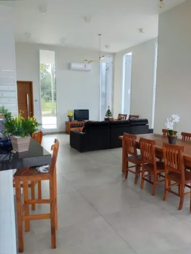 Casa à venda em Pardinho-SP, Condomínio Ninho Verde II: 4 quartos, 3 suítes, 4 banheiros, 