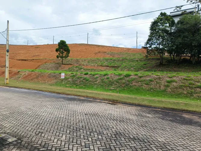 Terreno levemente inclinado, firme sem aterro. Cond. Fechado super barato