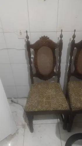 OITO CADEIRAS COLONIAIS EM MADEIRA DE LEI. ANTIGUIDADES. 