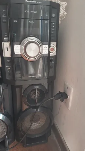 Som Carrossel Panasonic  para 5 cds e toca fitas perfeito, exceto caixas com grave  estour