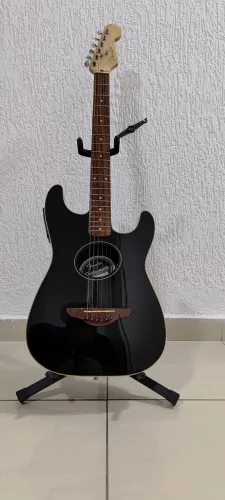 Violão Fender Stratacoustic elétrico