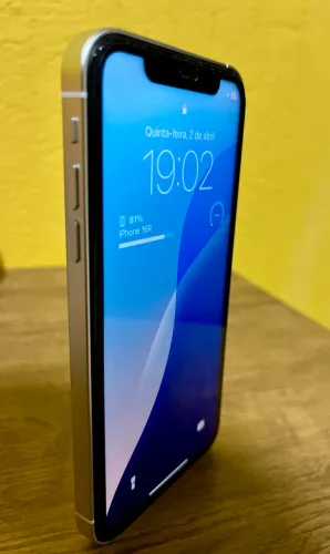 iPhone XR com visual do 16